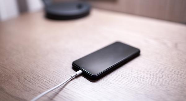 手機整夜充電可行嗎？有啥注意事項？這幾點要掌握